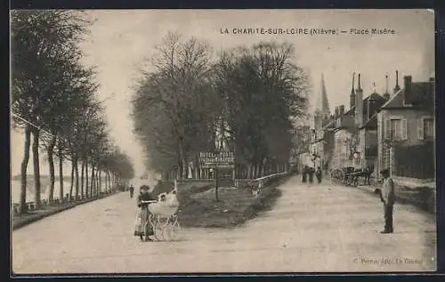 AK La Charité-sur-Loire, Place Misère avec vue sur l`église et promenade arborée