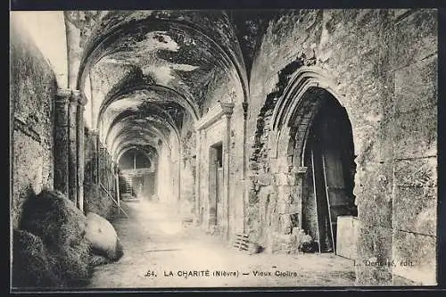 AK La Charité-sur-Loire, Vieux Cloître avec arcades et pierre ancienne