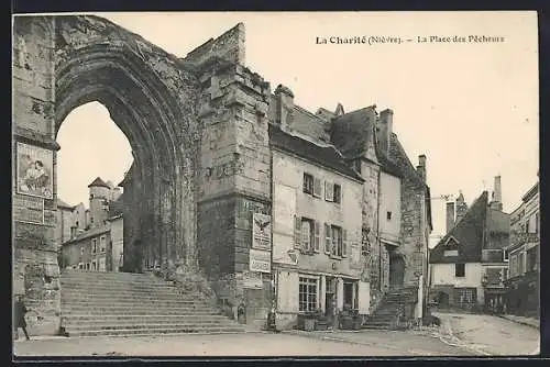 AK La Charité-sur-Loire, La Place des Pêcheurs et arc gothique monumental