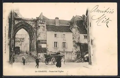 AK La Charité, Portail de l`Église avec charrette et passants