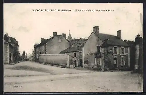 AK La Charité-sur-Loire, Porte de Paris et Rue des Écoles