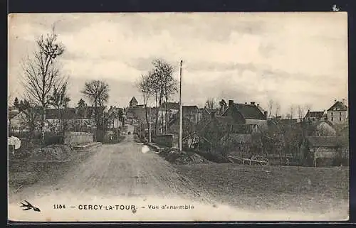 AK Cercy-la-Tour, Vue d`ensemble du village et route principale