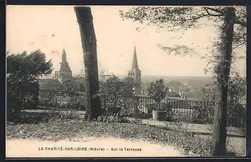AK La Charité-sur-Loire, Sur la Terrasse