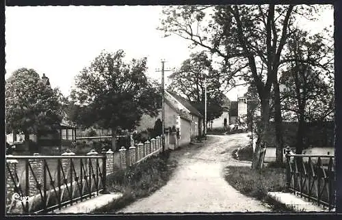 AK Couloutre, Vue du chemin avec pont et maisons environnantes