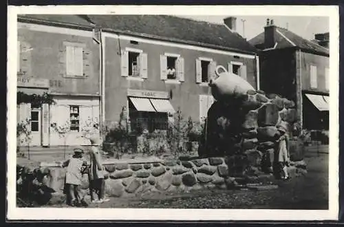 AK Chiddes, La Fontaine Ernest-Berger et maisons environnantes