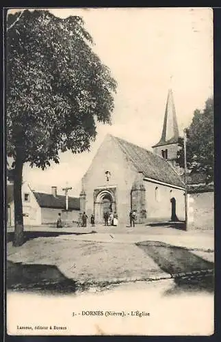 AK Dornes, L`Église avec des passants sur la place