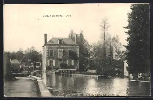 AK Donzy, L`Île et vue sur la maison au bord de l`eau