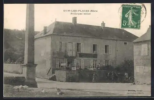 AK Dun-les-Places, Principal Hôtel et monument en premier plan