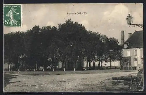 AK Dornes, Place de Dornes avec arbres et bâtiments adjacents