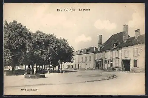 AK Dornes, La Place avec fontaine et arbres monumentaux