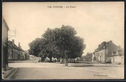 AK Dornes, La Place avec des arbres et bâtiments environnants