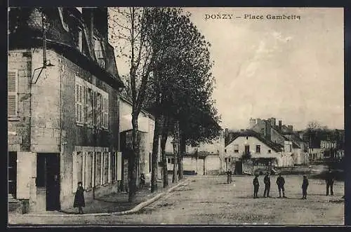 AK Donzy, Place Gambetta avec des passants et maisons anciennes