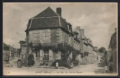 AK Donzy, La Rue du Jeu-de-Paume et maisons anciennes