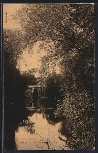 AK Champigny, Vue du pont sur la rivière entourée de verdure