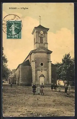 AK Fours, L`église avec des villageois sur la place