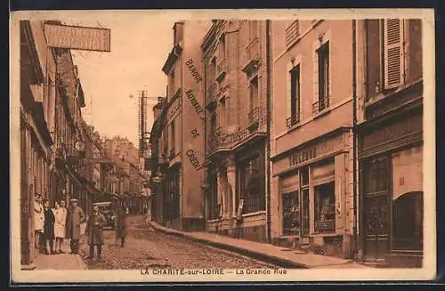 AK La Charité-sur-Loire, La Grande Rue animée avec passants et commerces