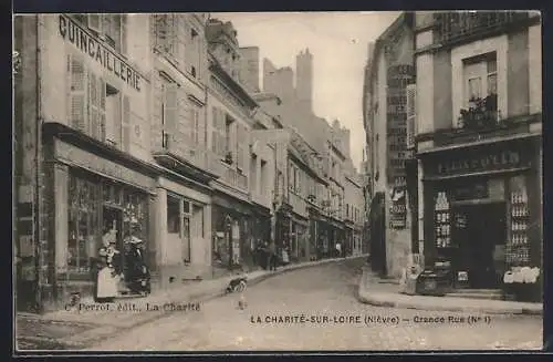 AK La Charité-sur-Loire, Grande Rue animée avec magasins et passants