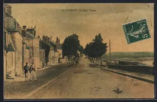 AK La Charité, Le Quai Vieux avec vue sur la rivière et les maisons historiques