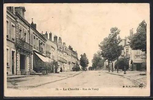 AK La Charité, Rue de Varzy avec hôtels et maisons bordant la rue
