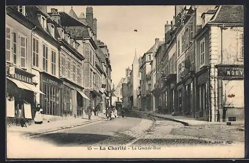 AK La Charité, La Grande-Rue animée avec commerces et passants