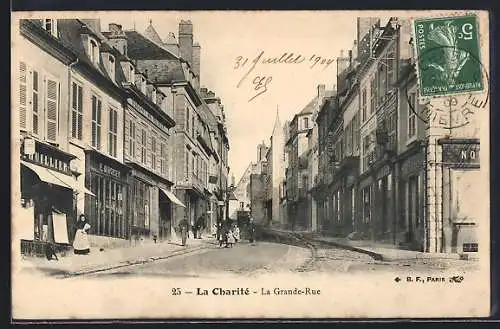 AK La Charité, La Grande-Rue animée avec passants et boutiques