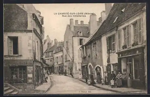 AK La Charité-sur-Loire, Rue des Hôtelleries animée avec passants et bâtiments historiques
