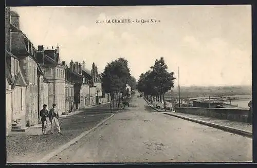 AK La Charité, Le Quai Vieux avec vue sur la rue et les maisons alignées