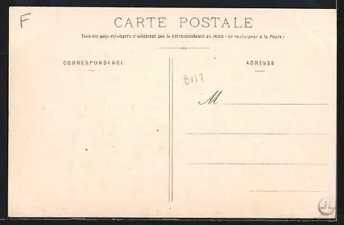 AK La Charité, Le Quai Vieux avec vue sur la rue et les maisons alignées