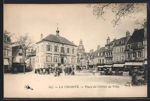 AK La Charité, Place de l`Hôtel de Ville