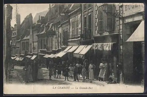 AK La Charité, La Grande-Rue animée avec passants et boutiques