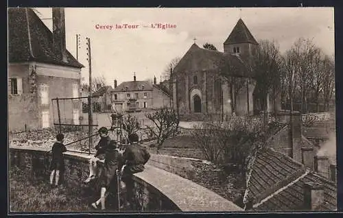 AK Cercy-la-Tour, L`Église et enfants sur le mur du jardin