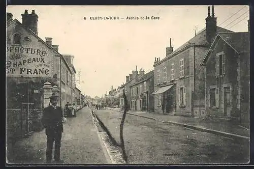 AK Cercy-la-Tour, Avenue de la Gare avec passants et bâtiments