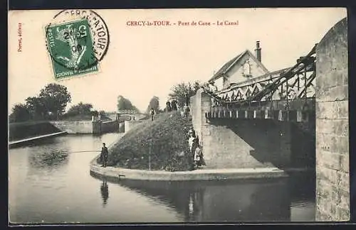 AK Cercy-la-Tour, Pont de Cane et le canal animé par des promeneurs