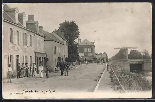 AK Cercy-la-Tour, Le Quai avec habitants et bâtiments adjacents