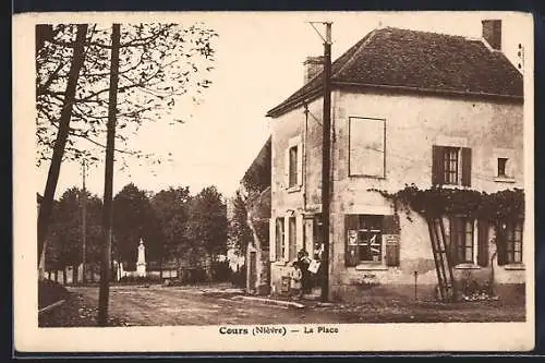 AK Cours, La Place avec vue sur la rue bordée d`arbres et le bâtiment ancien
