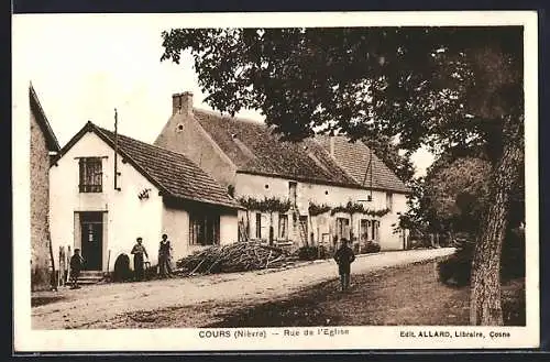 AK Cours, Rue de l`Église avec maisons et habitants