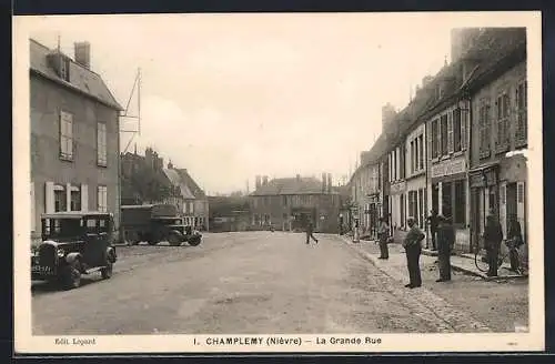AK Champlemy, La Grande Rue animée avec voitures et passants