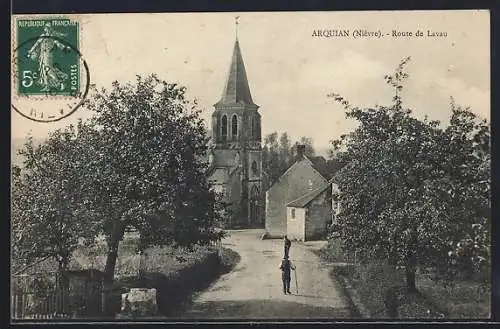 AK Arquian, Route de Lavau avec église et chemin champêtre