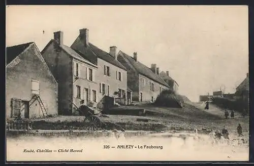 AK Anlezy, Le Faubourg avec maisons en rangée et charrette en bois
