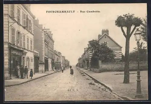 AK Fourchambault, Rue Gambetta avec passants et architecture urbaine