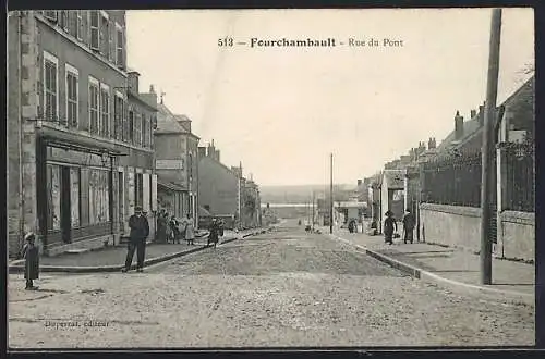 AK Fourchambault, Rue du Pont animée avec passants et bâtiments