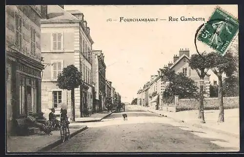 AK Fourchambault, Rue Gambetta avec cyclistes et piétons