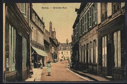 AK Donzy, Grande Rue animée avec passants et boutiques