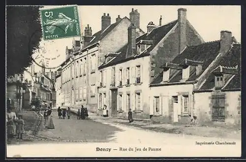 AK Donzy, Rue du Jeu de Paume avec passants et bâtiments historiques