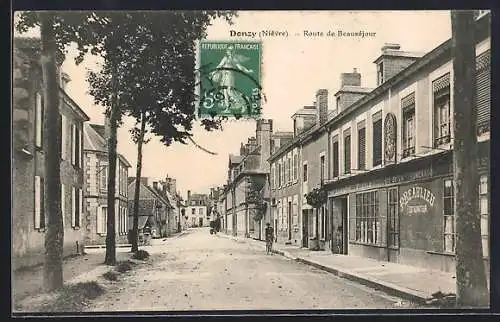 AK Donzy, Route de Beauséjour avec bâtiments et arbres alignés