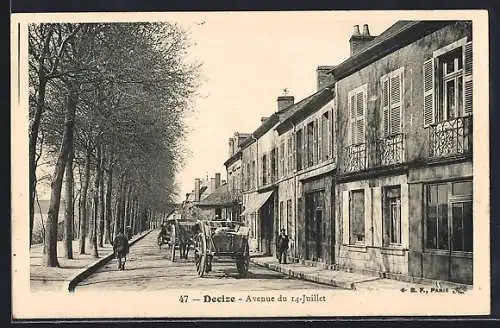 AK Decize, Avenue du 14 Juillet avec calèche et passants