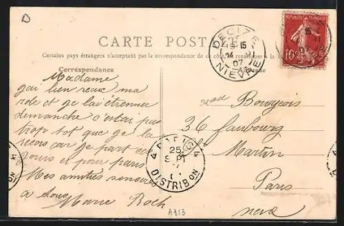 AK Decize, Avenue du 14 Juillet avec calèche et passants