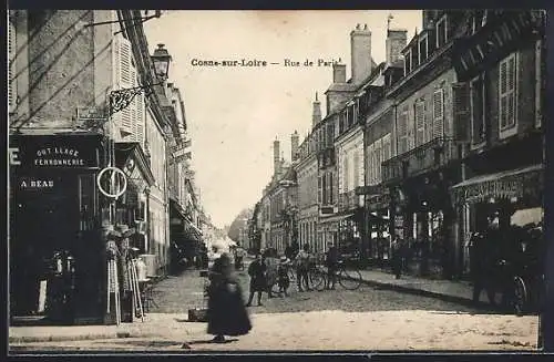AK Cosne-sur-Loire, Rue de Paris animée avec passants et vélos