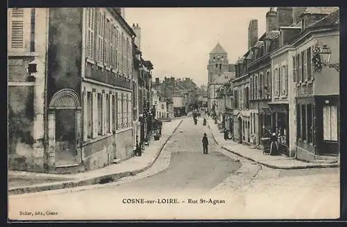 AK Cosne-sur-Loire, Rue St-Agnan animée avec passants et architecture historique