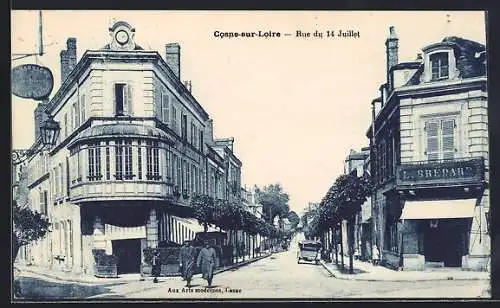 AK Cosne-sur-Loire, Rue du 14 Juillet avec passants et voitures